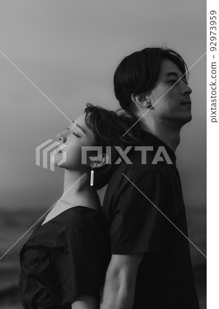 男人和女人在大自然中背靠背 92973959