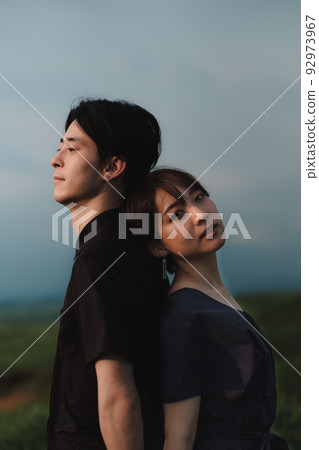 男人和女人在大自然中背靠背 92973967