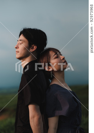 男人和女人在大自然中背靠背 92973968