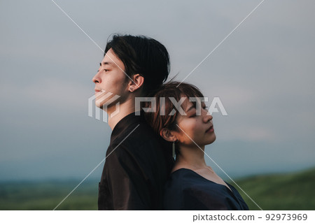 男人和女人在大自然中背靠背 92973969