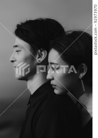 男人和女人直視前方 92973970