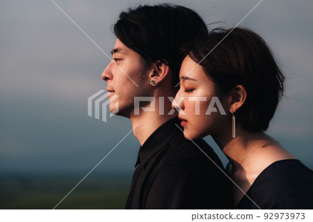 男人和女人直視前方 92973973