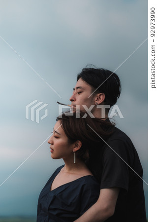 男人和女人望向遠方 92973990