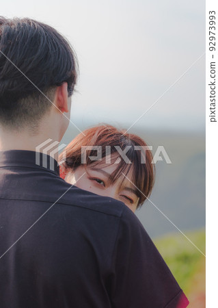 Men and women hugging 92973993