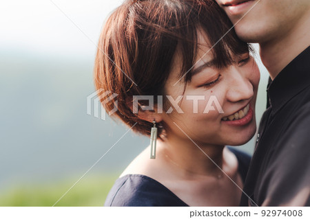 擁抱的男人和女人 92974008