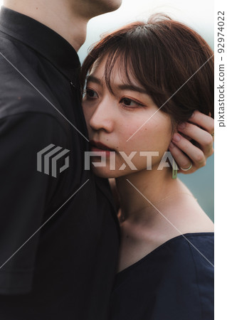 Men and women hugging 92974022