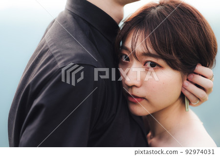 Men and women hugging 92974031