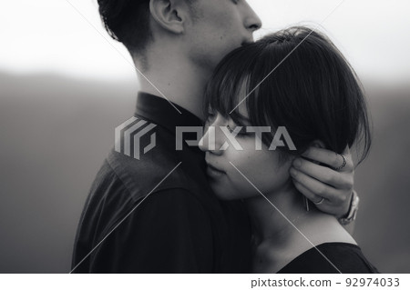 擁抱的男人和女人 92974033