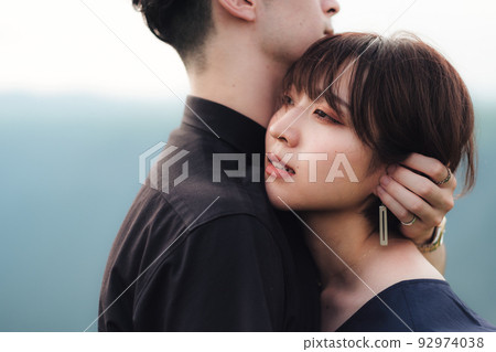Men and women hugging 92974038