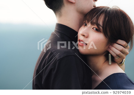 擁抱的男人和女人 92974039