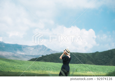 大自然中女人的背影 大自然中女人的背影 92974116