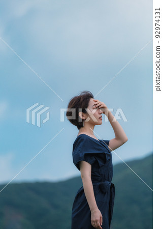 在大自然中感受風的女人 92974131