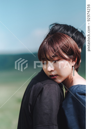 Men and women hugging 92974256