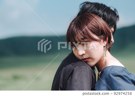 擁抱的男人和女人 92974258