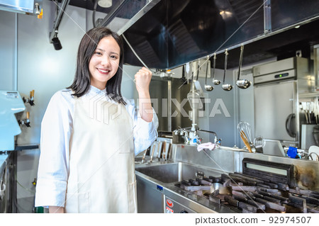 介紹餐廳廚房的年輕女子，拳頭泵 92974507