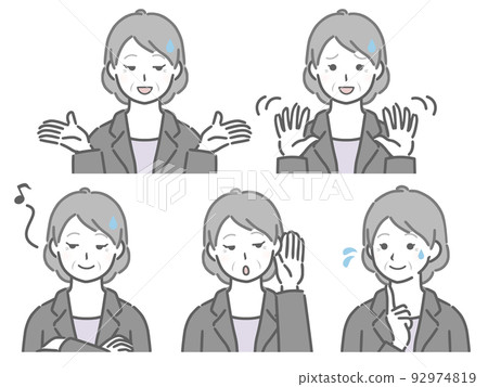 一套傻衣服的年長婦女 92974819