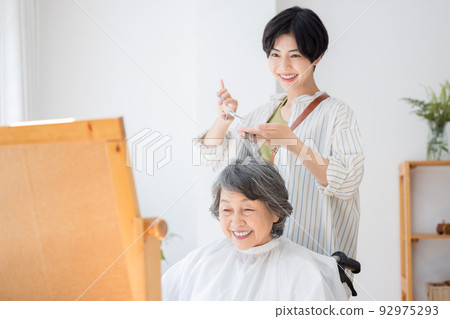 居家護理形象 一位資深女性的頭髮由美容師護理 92975293