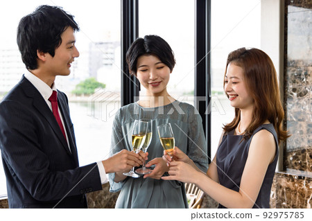 young people drinking champagne 92975785