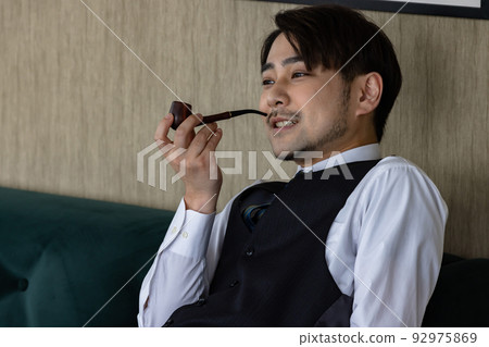 英俊的男人抽著煙斗 英俊的男人抽著煙斗 92975869
