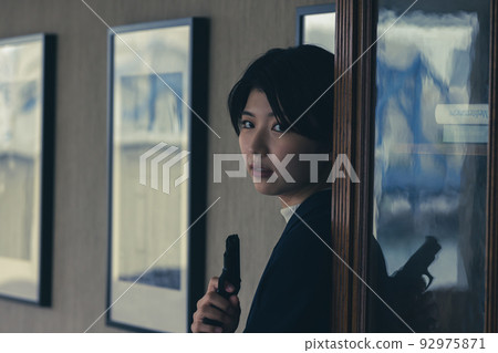 拿著手槍的罪犯 92975871