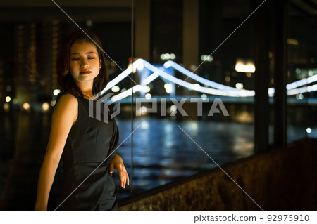 A woman who looks good in the night view 92975910