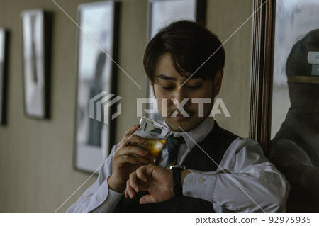 喝白蘭地威士忌的男人 92975935