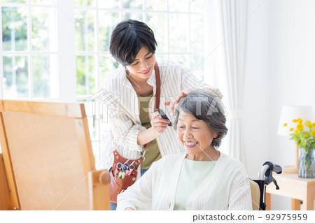 Senior woman having her hair taken care of by a hairdresser 92975959