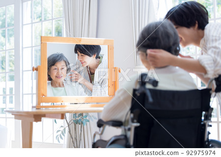 Senior woman having her hair taken care of by a hairdresser 92975974