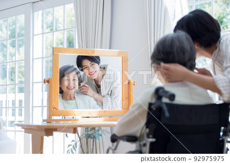 由美髮師照顧頭髮的高級女性 92975975