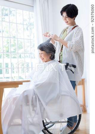 由美髮師照顧頭髮的高級女性 由美髮師照顧頭髮的高級女性 92976060