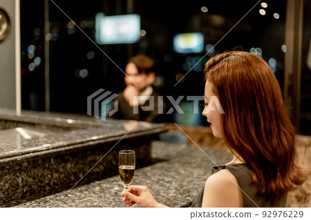 坐在櫃檯的男人和女人 坐在櫃檯的男人和女人 92976229