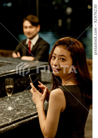 Men and women sitting at the counter 92976230