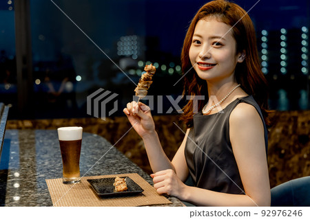 女人吃烤雞肉串 女人吃烤雞肉串 92976246