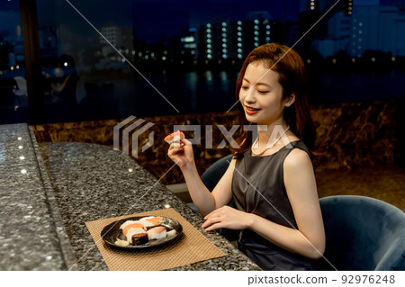 女人吃壽司 女人吃壽司 92976248