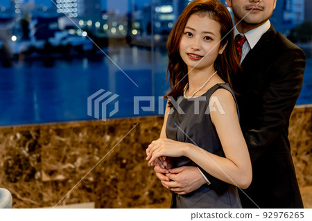 woman being hugged 92976265