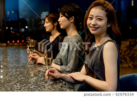一個女人喝香檳 92976334
