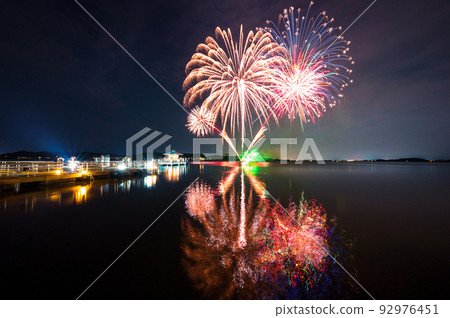 Large beautiful fireworks that bloom in the midsummer night sky｜Lake Shibayamagata at Katayamazu Onsen, Kaga City, Ishikawa Prefecture 92976451