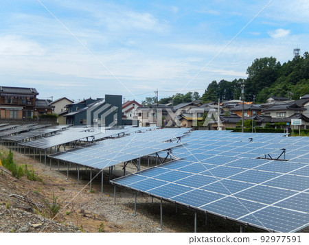 安裝在農村住宅區的無數太陽能電池板 92977591