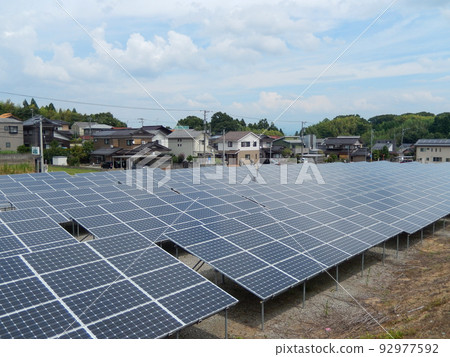 安裝在農村住宅區的無數太陽能電池板 92977592