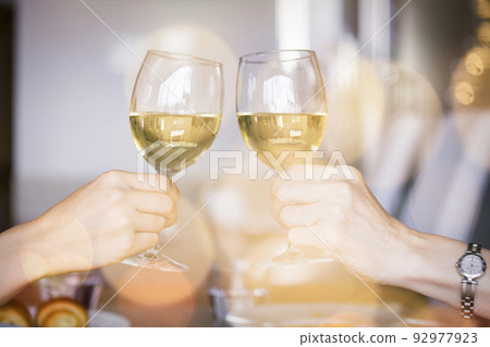 Young women and middle women toasting with wine Mother and daughter parents and children 92977923