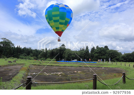Isedotai ruins and hot air balloon 92977936
