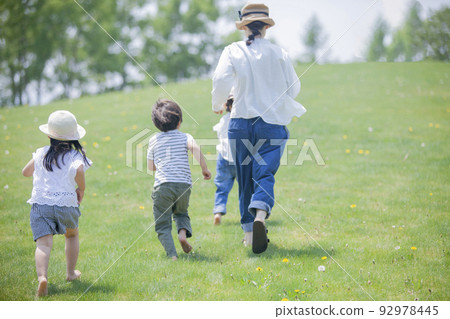 幼兒園老師和孩子們 92978445