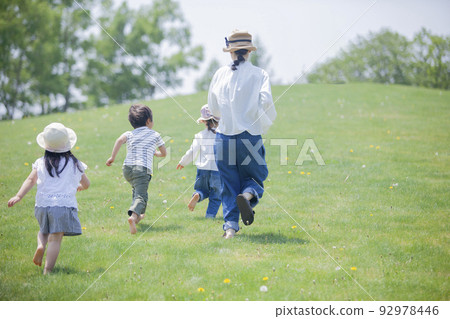 Nursery teachers and children 92978446