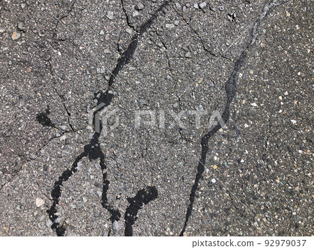 cracks in asphalt 92979037