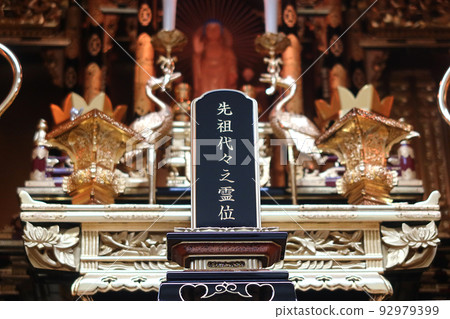 Ancestral memorial tablets and Buddhist altar fittings enshrined in the gold Buddhist altar 2 92979399