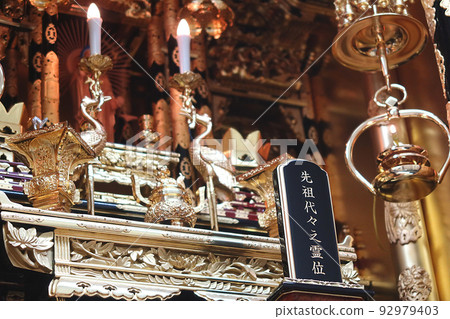 Ancestral memorial tablets and Buddhist altar fittings enshrined in the Buddhist altar 6 92979403