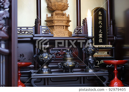 供奉在佛壇中的祖宗牌位和佛壇配件 8 92979405