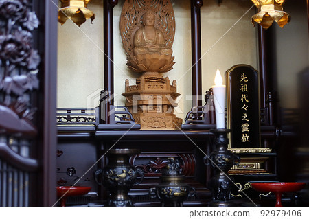供奉在佛壇中的祖宗牌位和佛壇配件9 92979406