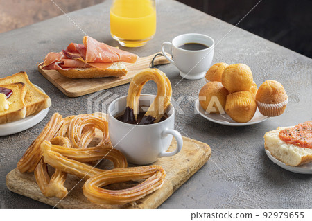Typical Spanish Breakfast 92979655
