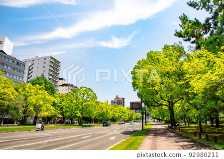 This is the Tanaka-cho intersection scenery of Peace Boulevard and Ekimae-dori. Looking towards Tsurumi Bridge. Please enjoy the city scenery full of greenery. Hiroshima 92980211